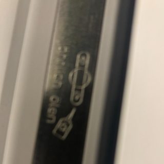 Werkzeug und Ersatzteile für eine Fensterreparatur vor Ort