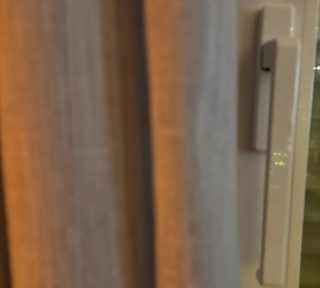Arbeitsplatz mit Werkzeug für Fenster- und Türreparaturen