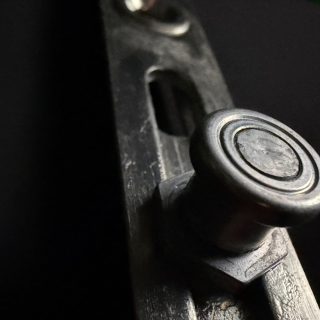 Verschlissenes Beschlagteil im Detail