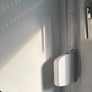 Montage eines Original-Ersatzteils am Fensterbeschlag
