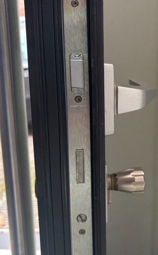 Große Fensterfront nach der Instandsetzung