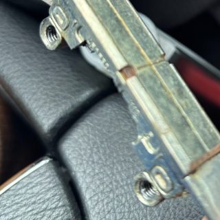 Neue Dichtung an einem Fensterrahmen eingesetzt