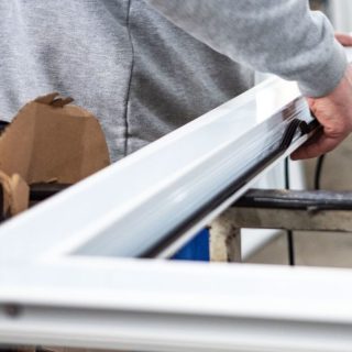 Detailaufnahme eines instand gesetzten Fenstergriffs